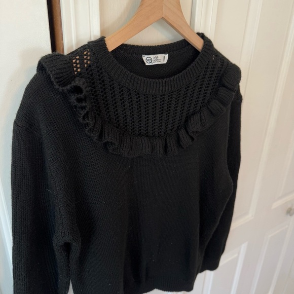AQE Fashion Women’s Black Knit Eyelet Hole and Ruffled Sweater Size Medium - Picture 3 of 12